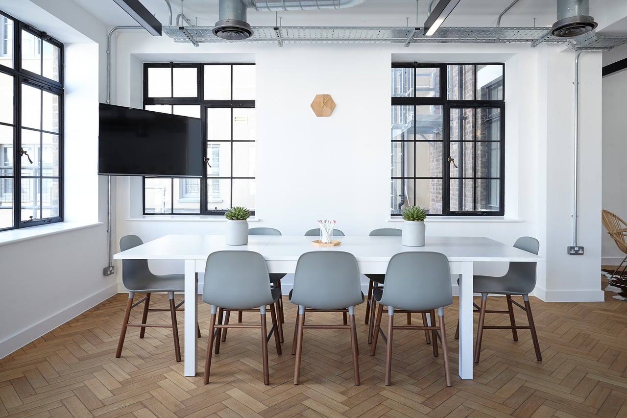 https://www.mab-immobilier.com/wp-content/uploads/2024/08/chairs-2181960_1280.jpg