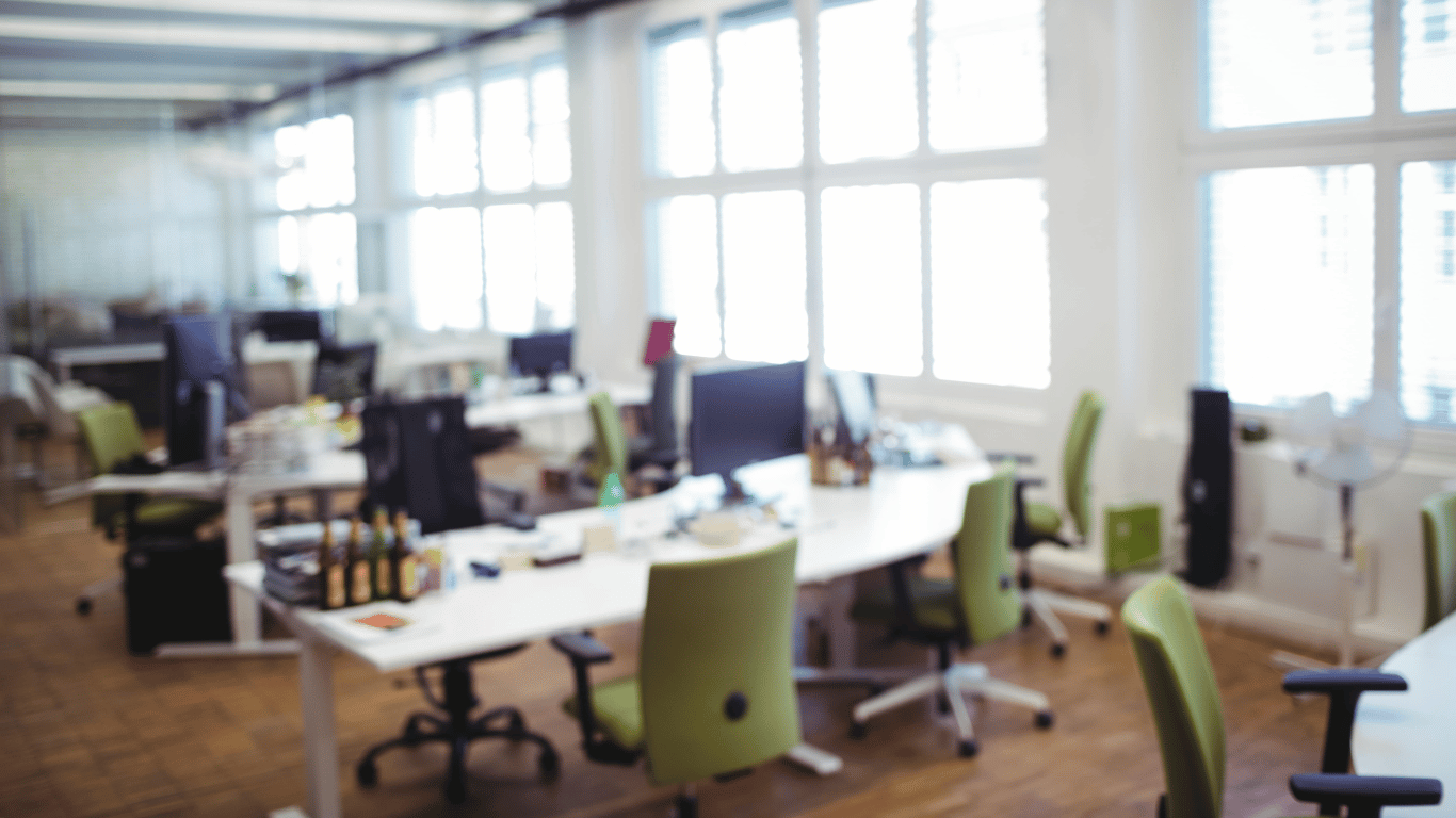 un bureau vide type open space